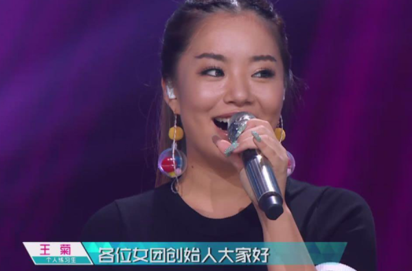 101小姐姐王菊对于英模发声事件，应该如何是好？