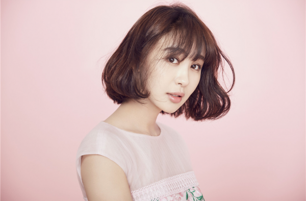 李菲儿的“漫画腿”“柯基臀”火了，又一位纯天然女神