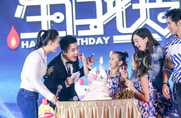 钟丽缇张伦硕一家人为二女儿庆生，画面超温馨