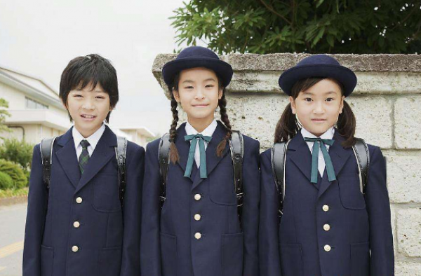 杭州一小学惊现万元校服 天价校服背后隐藏的究竟是什么?