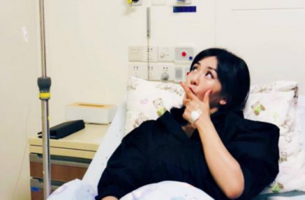 谢娜生病入院 打吊针的同时还逗大家开心 实在是让人心疼