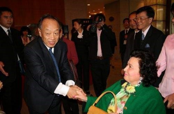 赌王妹妹因病去世，临终遗言吓人，向她哥哥何鸿燊还钱