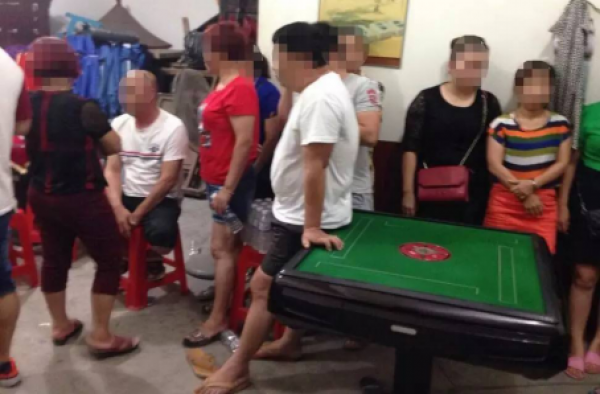 丈夫送锦旗感谢民警拘留妻子 因她一人赌博害了全家