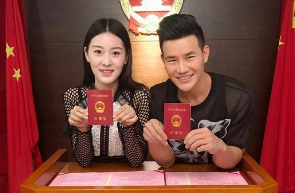 “嘎子”谢孟伟妻子带孩子探班 一家人甜蜜妻子显丰满