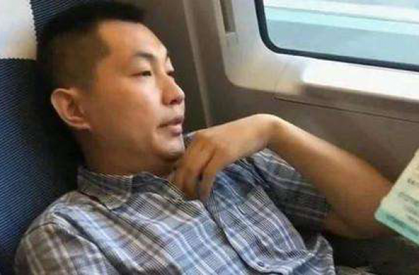 高铁霸座男坐轮椅 网友怒骂道歉之后又出来作妖厚颜无耻