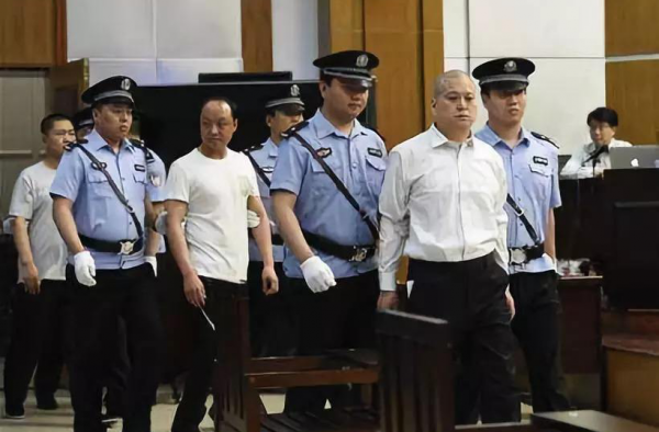 黑老大7次减刑谁在操作？无期只要蹲9年？