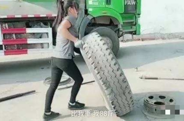 徒手扒轮胎成网红 比手撕鬼子还厉害的是手扒轮胎！