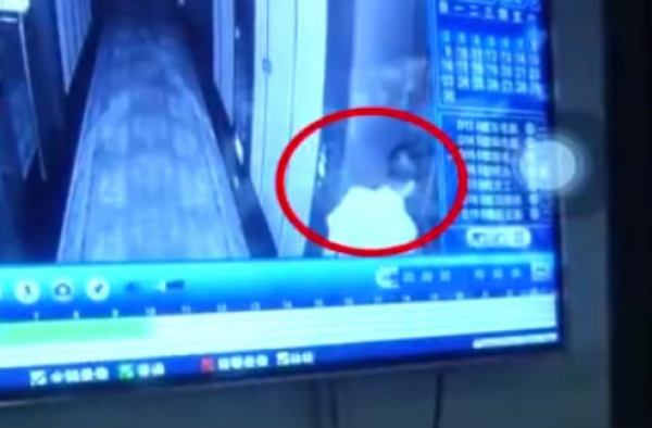 醉酒住酒店遭性侵是怎么回事？床上多出来的房卡又是谁的？