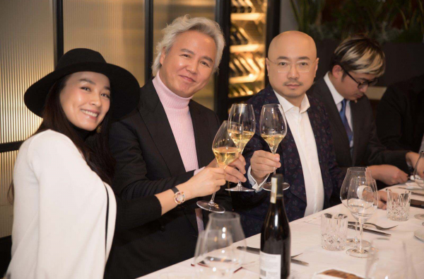 林瑞阳回应十指紧扣美女 张庭称都是妹妹 玩得真开