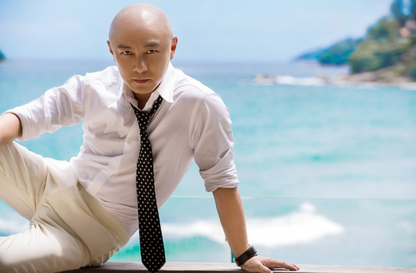 张卫健怎么不拍戏了 为陪伴早产抑郁妻子隐退?