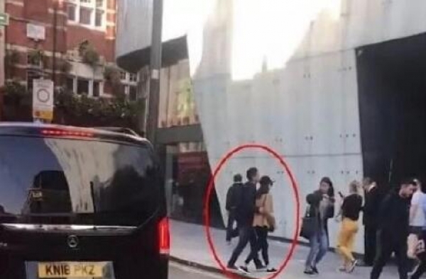 偶遇刘强东章泽天亲密搂腰恩爱如初 网友：这波狗粮吃得很开心！
