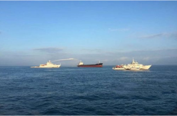 琼州海峡货船失火 海事局及时救助 15名船员安然无恙