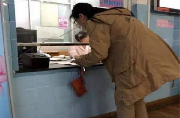 医院窗口矮孕妇半蹲填表 何时才能为民众考虑彻底整改