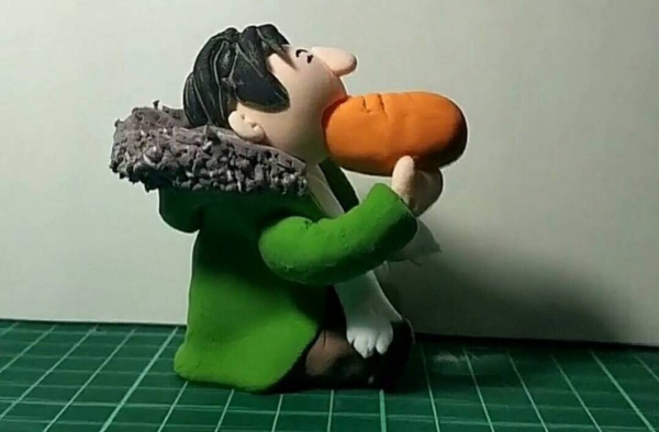 王思聪吃热狗被美术生盯上 网友制作王思聪吃热狗周边