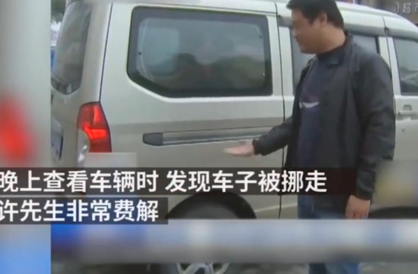广场舞大妈用铲车铲走轿车 霸占停车位只为跳舞