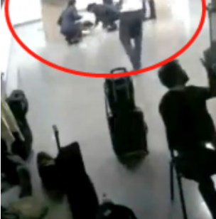 空姐集体睡地板怎么回事？他们没有休息设施吗？