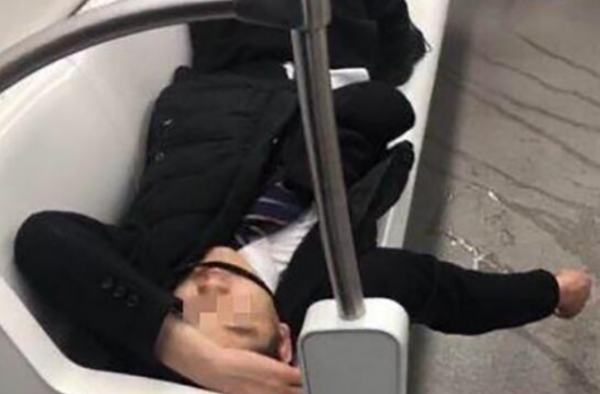 醉酒男子当众便溺怎么回事？如此举动令乘客瞠目结舌