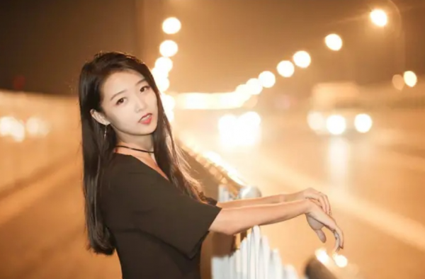 人像摄影技巧分享 在光线不足的夜晚拍出唯美的人像照片
