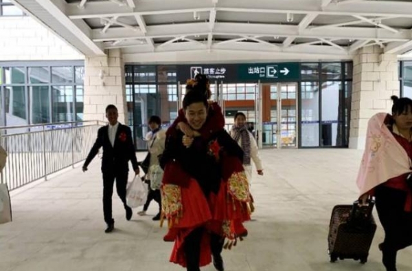 坐动车迎娶新娘怎么回事？史上最贵婚车令人羡慕