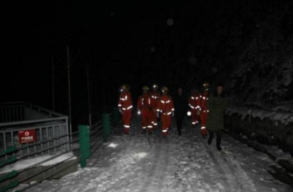 男子逃票被困雪山怎么回事？难道一条人命不值40元？