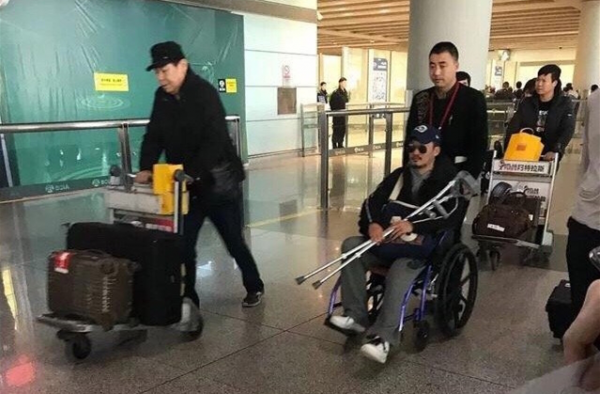 吴京拄拐原因是什么？吴京坐轮椅现身又是怎么回事