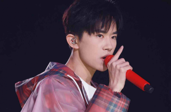 千玺出席青年论坛 TFBOYS又将出一个教科书偶像了吗？