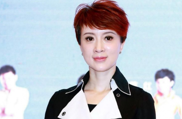 金巧巧老公携金巧巧亮相戛纳 有钱有颜为什么造型土气