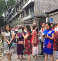 家长穿旗袍送考 寓意旗开得胜 等你们凯旋 金榜题名！