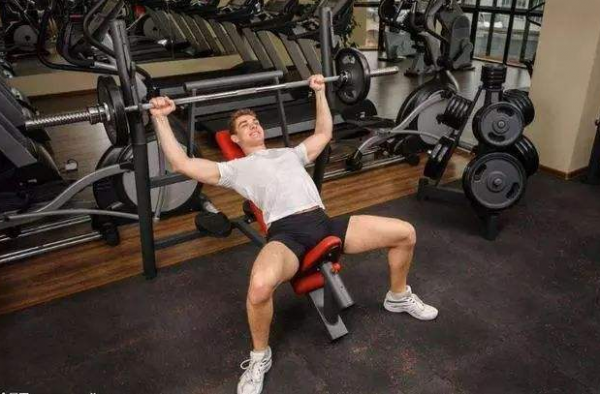 男士肩部训练很重要 因为肩部越厚身材越立体
