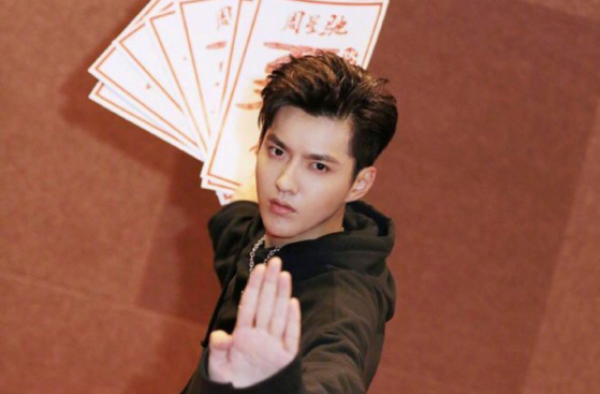 吴亦凡剪头发了！网友：天神的惊人颜值终于要回归了？