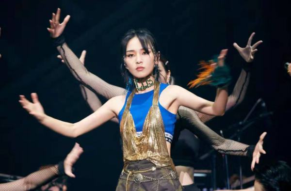 周笔畅因台风被困高架桥 网友回复简直太土豪了