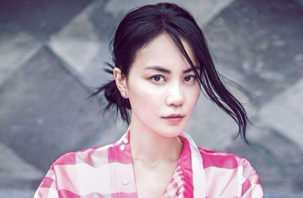 王菲身材 复出后首次开工 身材苗条赚足路人目光