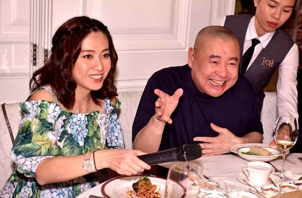甘比晒三胎女儿 简朴打扮 长得白白胖胖发量惊人