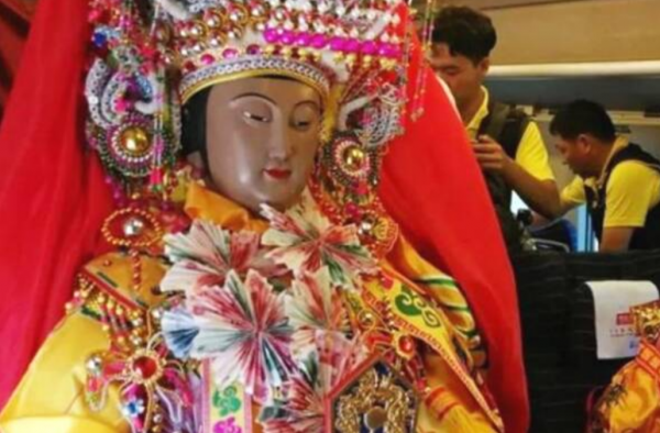 妈祖首次坐动车买实名车票 看到身份证后网友不说话了