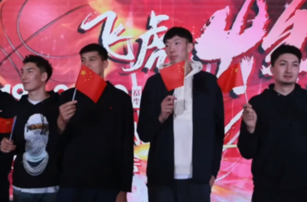 周琦世界杯后首度公开亮相 网友：比球迷先走出来了