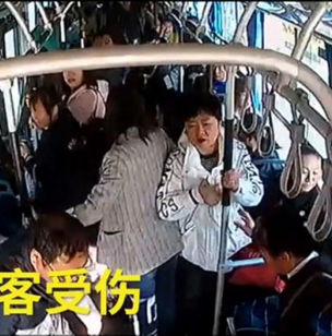 乘客怂恿公交司机怼出租 网友：一个真敢说 一个真敢怼