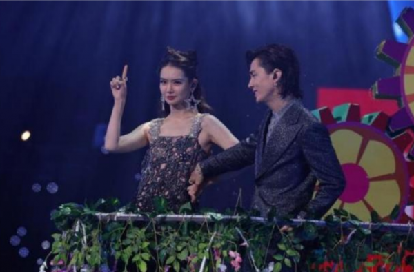李承铉衣服勾到戚薇裙子 李承铉：裙子它扒拉我