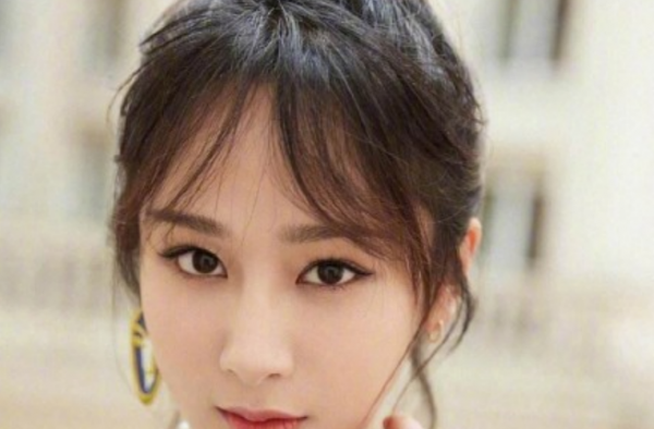 杨紫经纪人秒删 这6字引争议 新戏能否顺利开拍