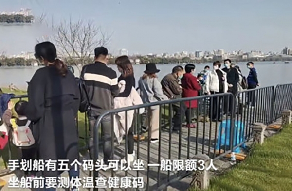 超5000人昨日涌向西湖断桥 网友：这么着急送人头？