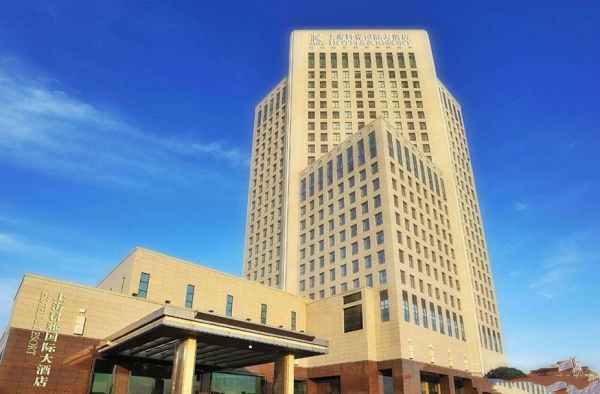 回国留学生确诊住院行李被酒店销毁 跟强盗有区别吗