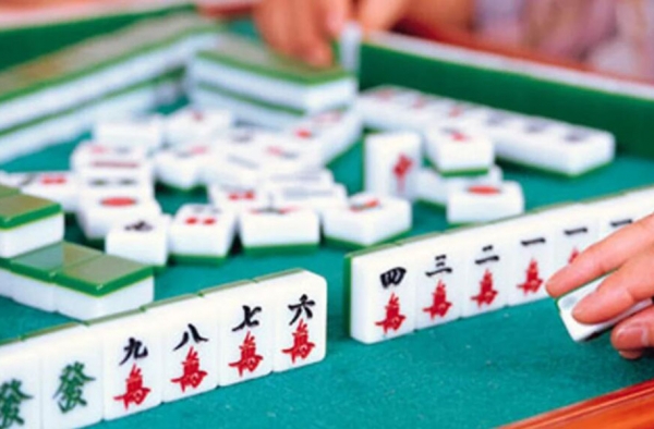 小伙下单快递代买麻酱送来麻将 吃麻酱打麻将 莫名可爱