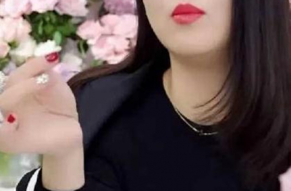 李湘原谅王岳伦后现身，直播大秀钻戒，透露前几天心情不好