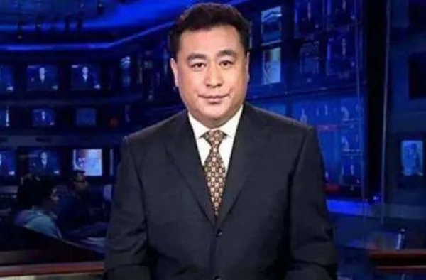 昔日“央视一哥”街头吃雪糕，无儿无女晚景凄凉？