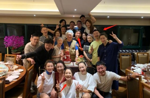 黄海波参加同学聚会，与黄磊海清合照站角落，师出同门近况却不同