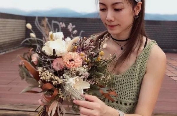 浪荡一生，出道24年换14任男友，万年女2的她比萧亚轩还野