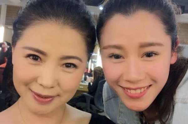 被李小萌婆婆惊艳了，一身黑衣配丸子头展现舞姿，气质太出众