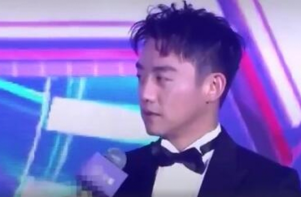 郑恺参加活动被追问婚期：有好消息会第一时间分享
