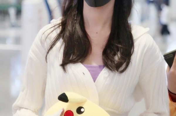 袁冰妍穿白色短款针织衫现身机场，手拿皮卡丘颈椎萌妹子一枚
