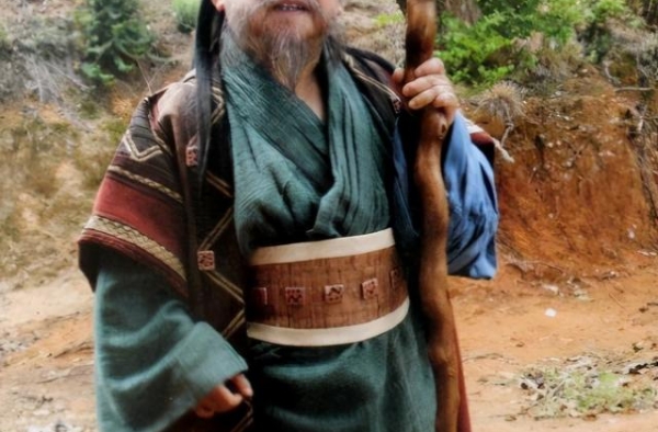 “矮星”陈三木：身高1.28，北漂10年，四任妻子貌美如花