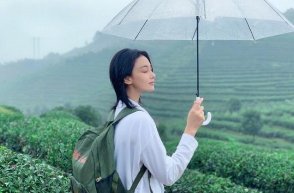 张馨予化身小镇镇长，穿麻衣学蜡染浓浓中国风